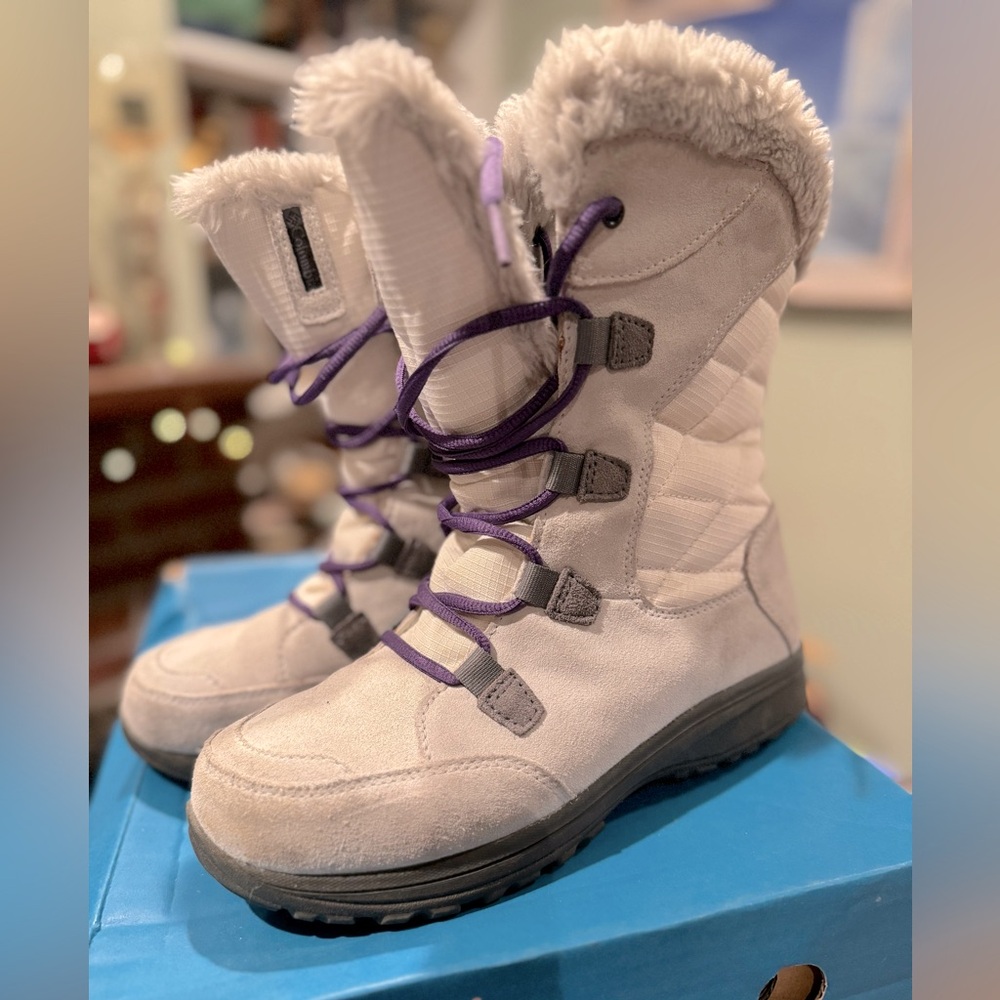 Columbia Snow boots size 7.5, white with purple laces